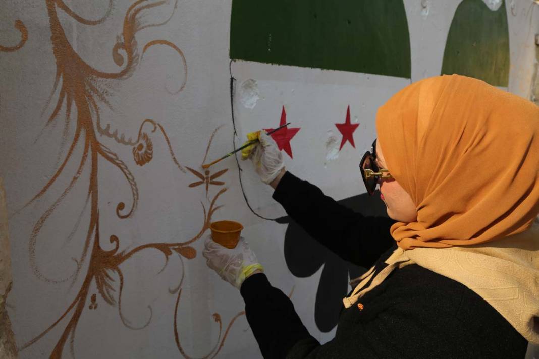 Suriyeli gençler devrimi Deyrizor'un duvarlarına çizdi 5