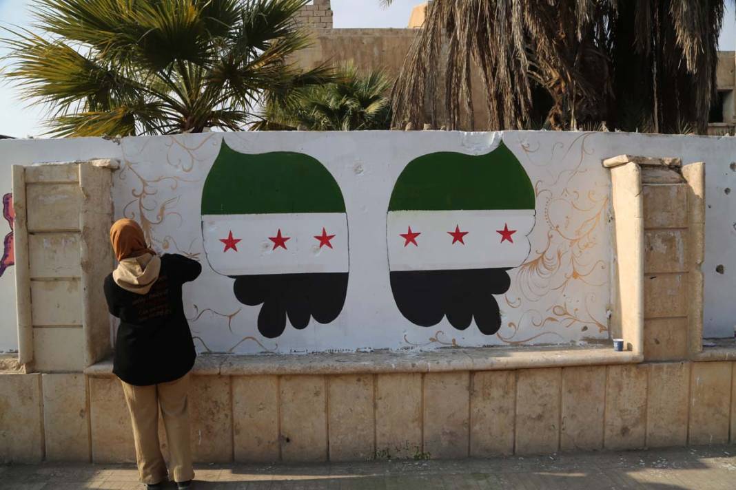 Suriyeli gençler devrimi Deyrizor'un duvarlarına çizdi 3