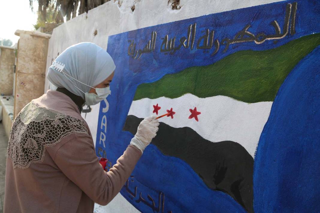 Suriyeli gençler devrimi Deyrizor'un duvarlarına çizdi 2