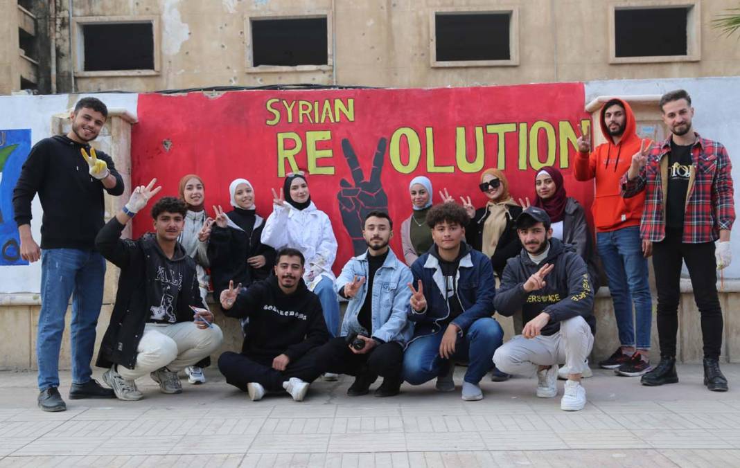Suriyeli gençler devrimi Deyrizor'un duvarlarına çizdi 1