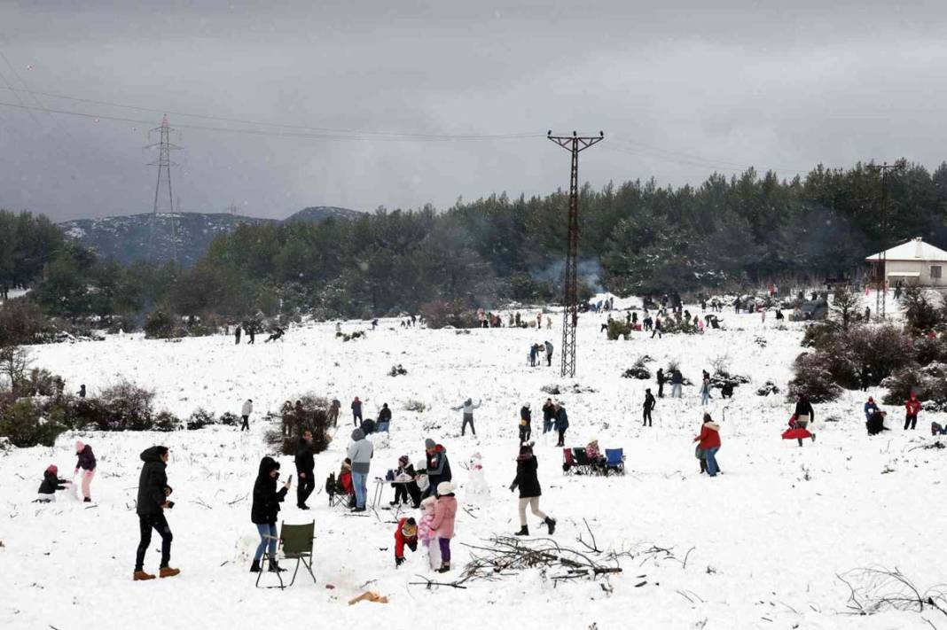Muğla'da deniz ve güneş yerini kara bıraktı