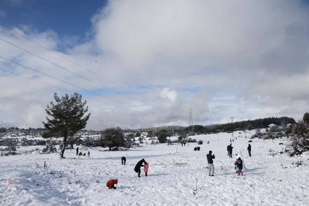 Muğla'da deniz ve güneş yerini kara bıraktı 1