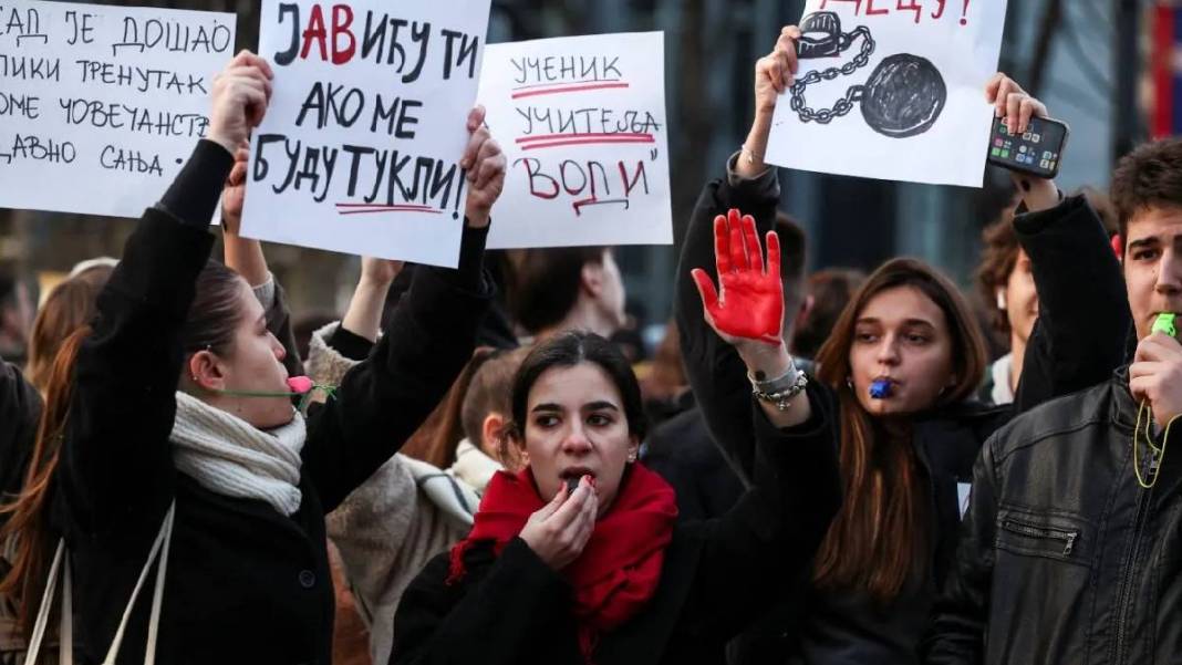 Tren istasyonunda 15 kişi ölmüştü... Belgrad'da hükümet protestosu 3