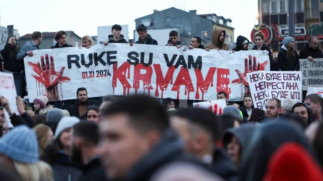 Tren istasyonunda 15 kişi ölmüştü... Belgrad'da hükümet protestosu 4