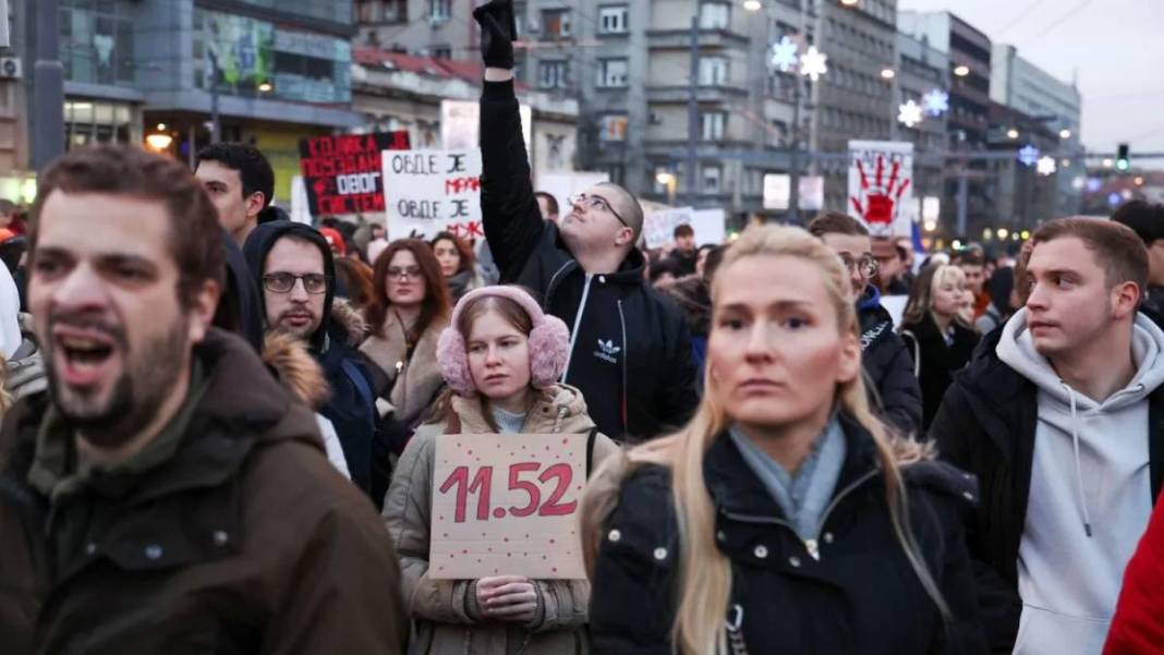 Tren istasyonunda 15 kişi ölmüştü... Belgrad'da hükümet protestosu 5