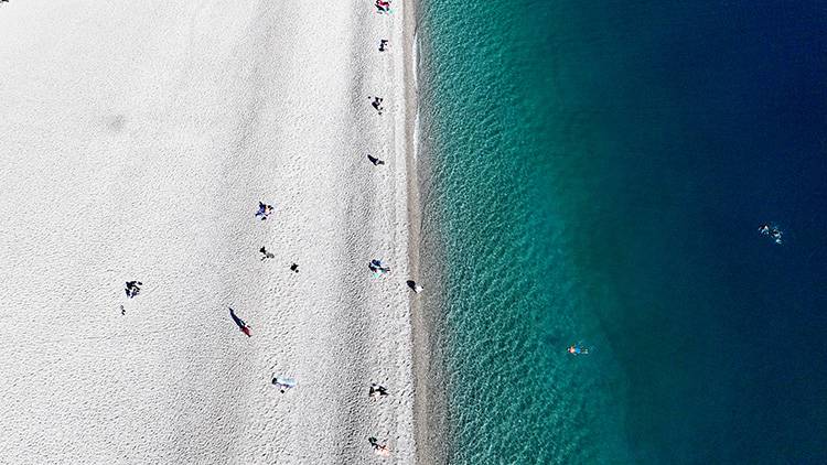 Dağlarda kar, denizde insanlar! Antalya'da kış ortasında deniz keyfi böyle görüntülendi 3