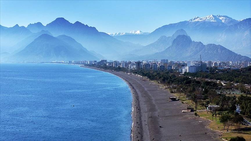 Dağlarda kar, denizde insanlar! Antalya'da kış ortasında deniz keyfi böyle görüntülendi 2