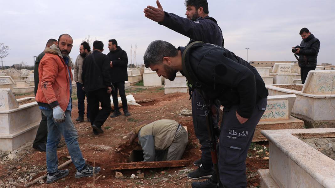 Katliamın izleri ortaya çıkıyor! Halep'te yine ceset kalıntıları bulundu 8