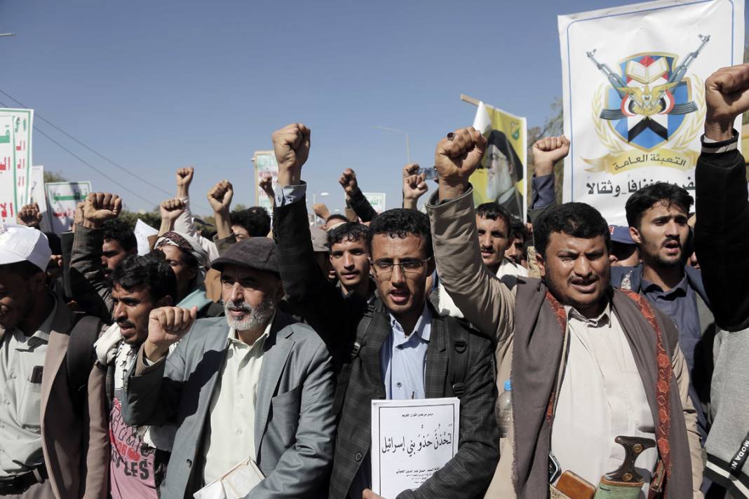 Yemen'de ABD ve İsrail saldırılarına protesto: Haniye, Sinvar ve Nasrallah'ın posterleri bir arada 12