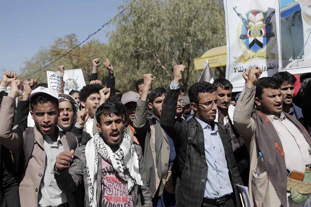 Yemen'de ABD ve İsrail saldırılarına protesto: Haniye, Sinvar ve Nasrallah'ın posterleri bir arada 10