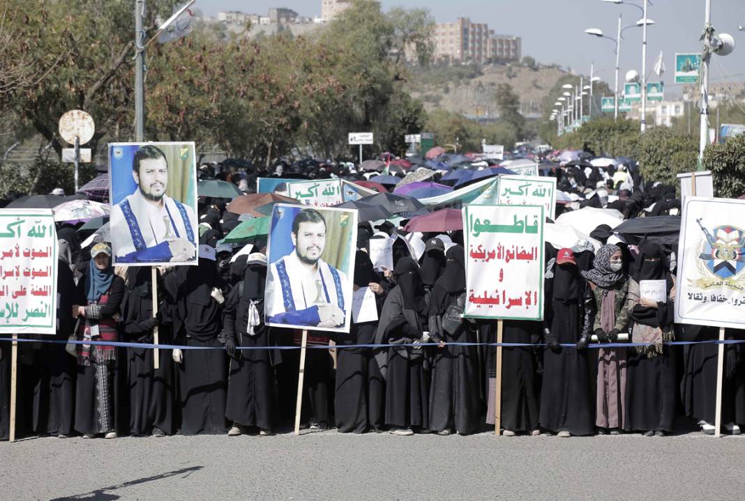 Yemen'de ABD ve İsrail saldırılarına protesto: Haniye, Sinvar ve Nasrallah'ın posterleri bir arada 5