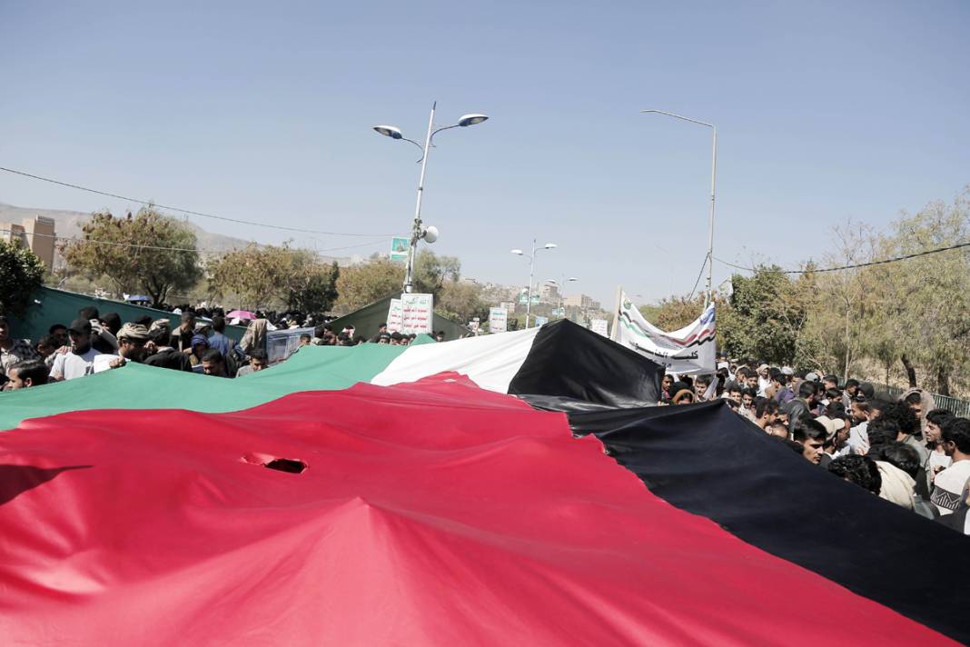 Yemen'de ABD ve İsrail saldırılarına protesto: Haniye, Sinvar ve Nasrallah'ın posterleri bir arada 4