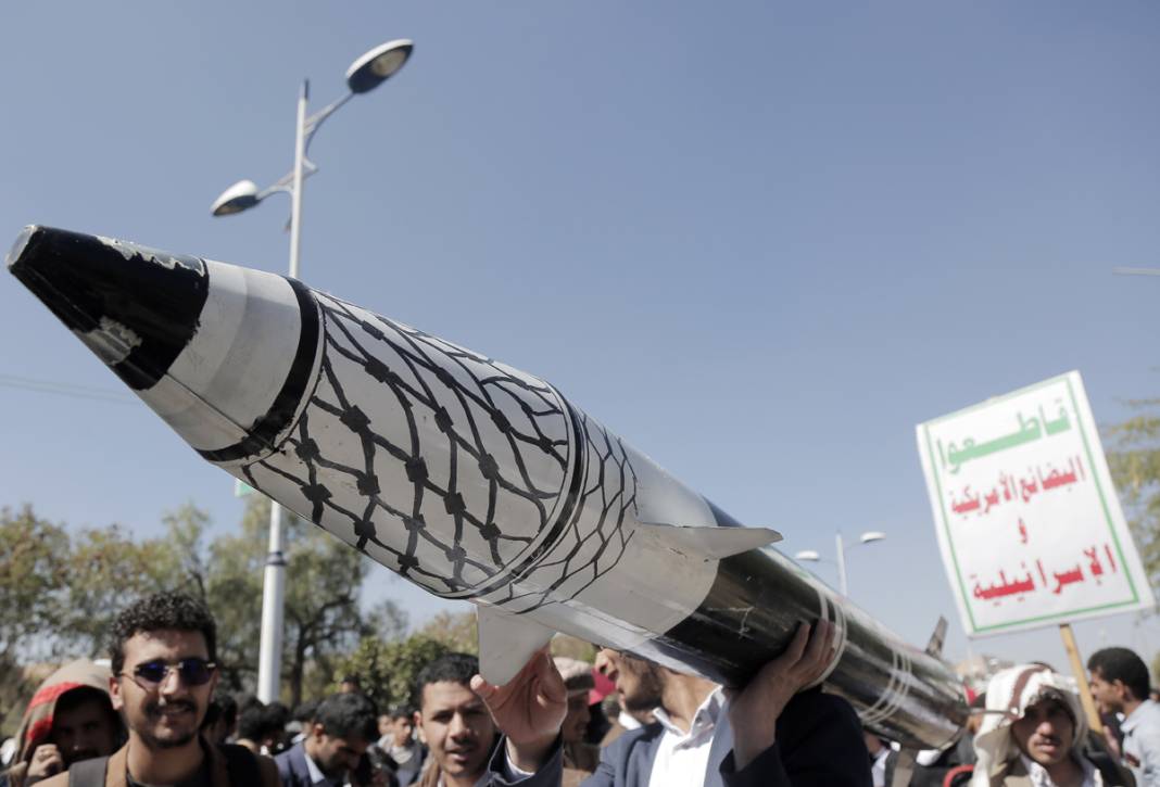 Yemen'de ABD ve İsrail saldırılarına protesto: Haniye, Sinvar ve Nasrallah'ın posterleri bir arada 3