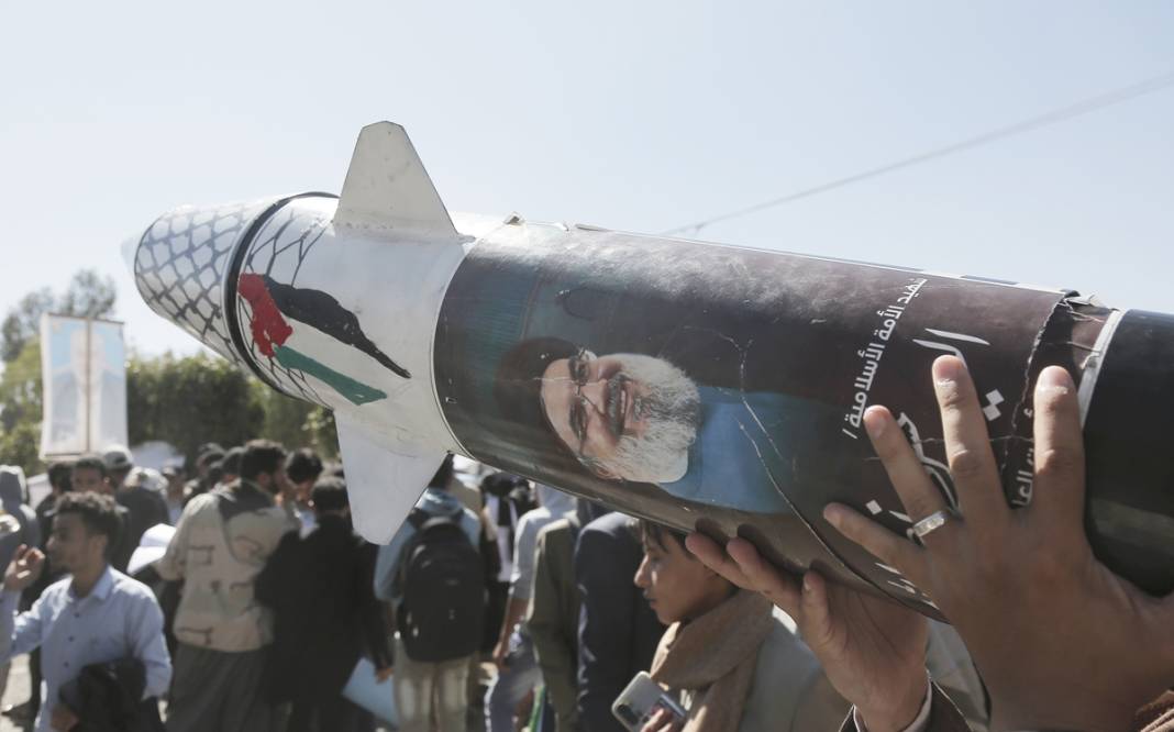 Yemen'de ABD ve İsrail saldırılarına protesto: Haniye, Sinvar ve Nasrallah'ın posterleri bir arada 2