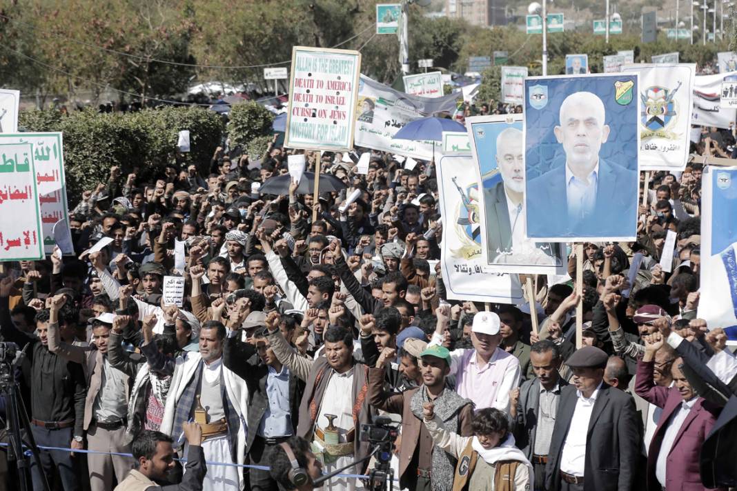 Yemen'de ABD ve İsrail saldırılarına protesto: Haniye, Sinvar ve Nasrallah'ın posterleri bir arada 1