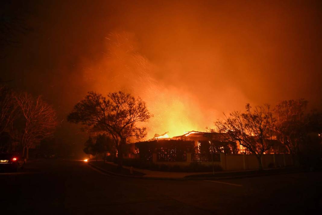 Los Angeles’taki orman yangını sürüyor: 5 kişi hayatını kaybetti 5