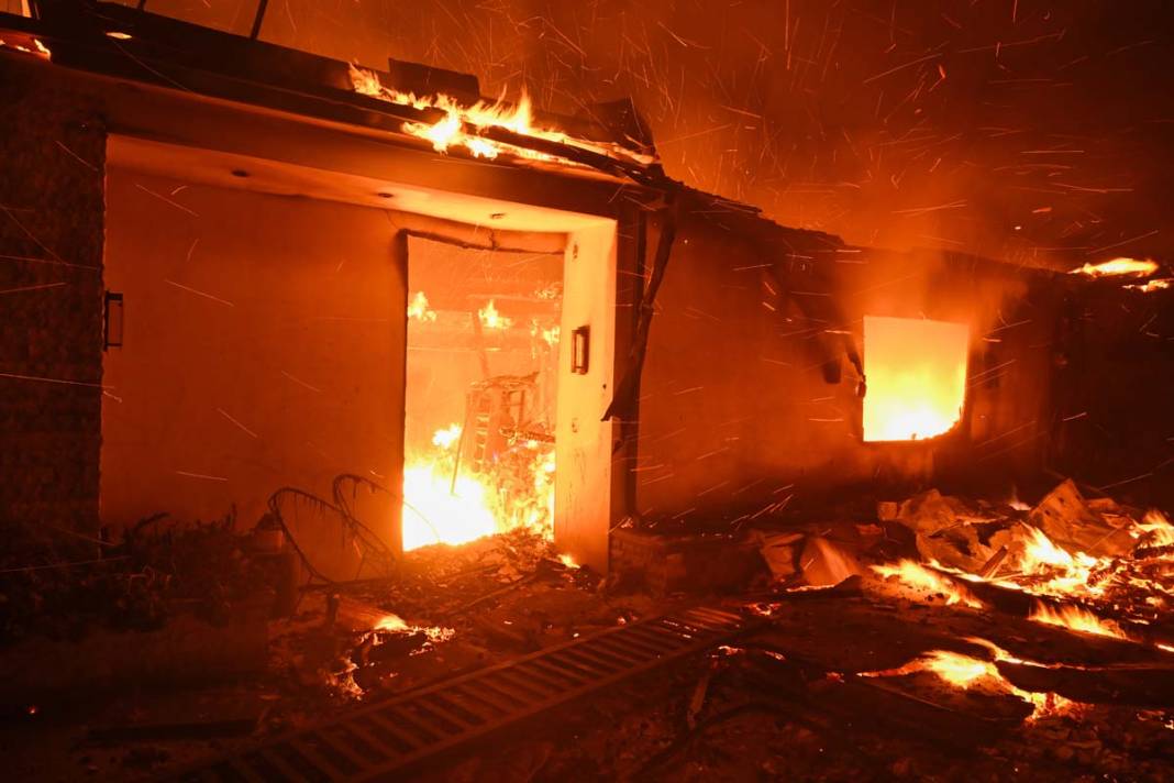 Los Angeles’taki orman yangını sürüyor: 5 kişi hayatını kaybetti 4