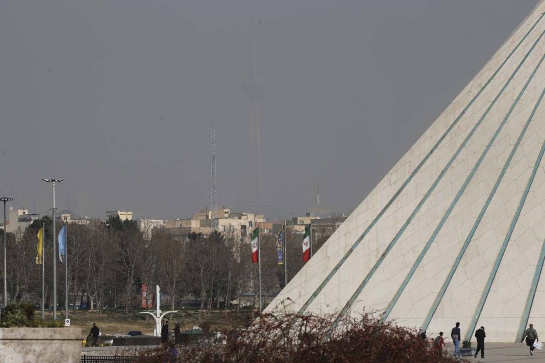 Tahran’da hava kirliliğine karşı olağanüstü önlem: Okullar ve idari kurumlar tatil edildi 8