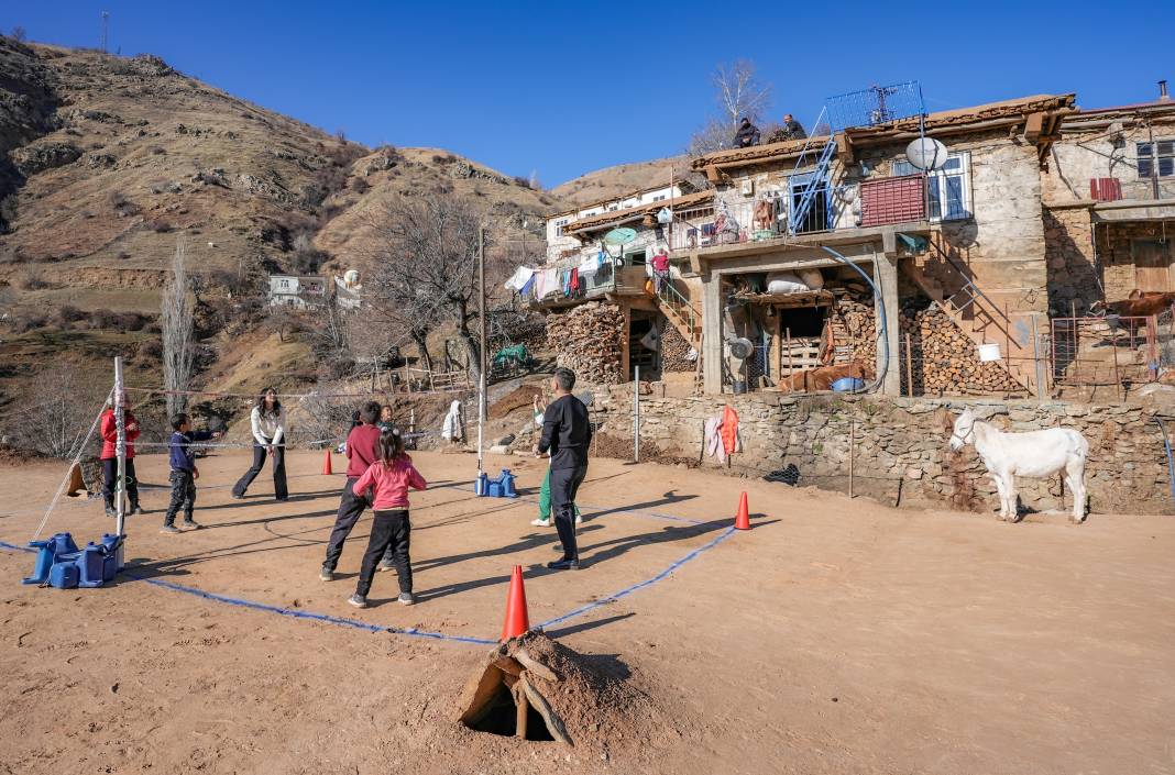 Diyarbakır'ın toprak damlı evleri çocuklar için oyun alanına dönüştü 1