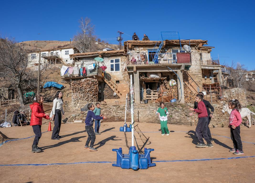 Diyarbakır'ın toprak damlı evleri çocuklar için oyun alanına dönüştü 4