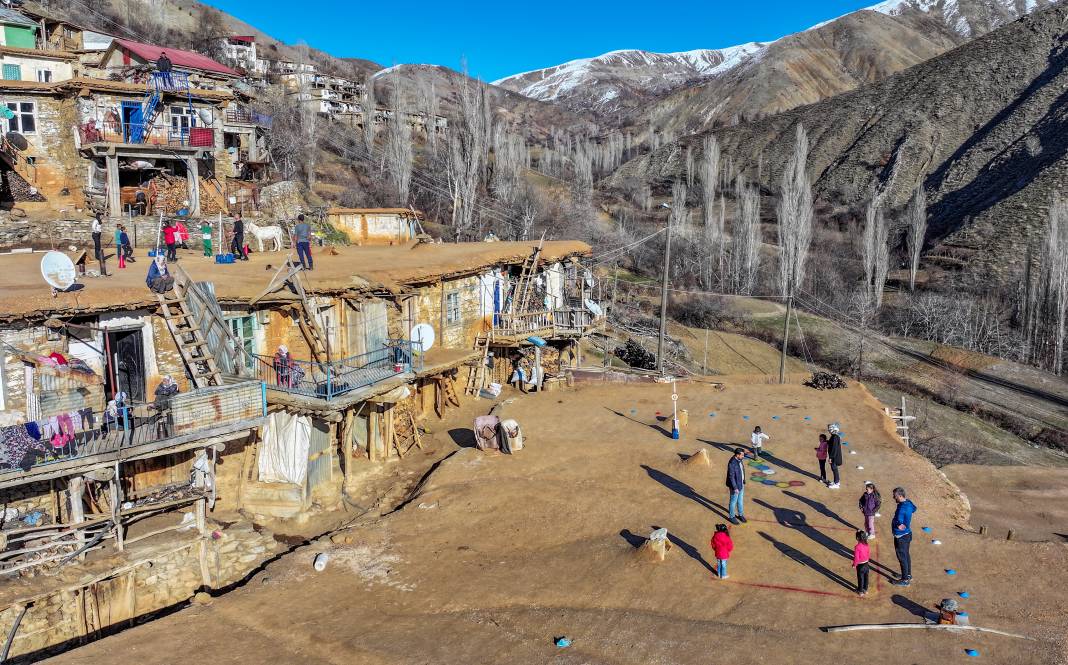 Diyarbakır'ın toprak damlı evleri çocuklar için oyun alanına dönüştü 7