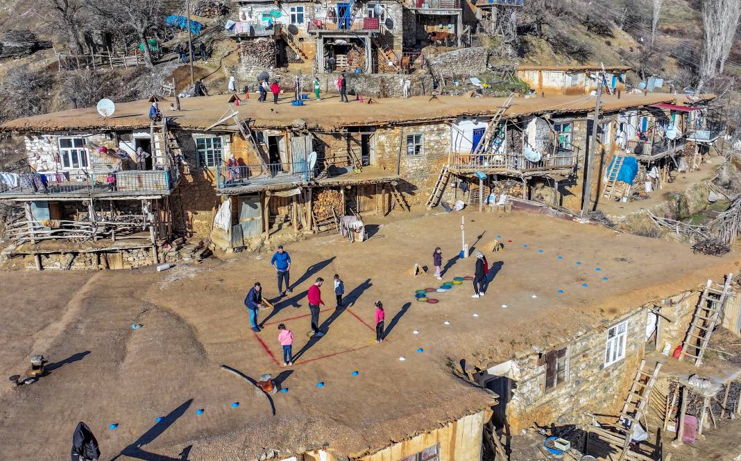 Diyarbakır'ın toprak damlı evleri çocuklar için oyun alanına dönüştü 3