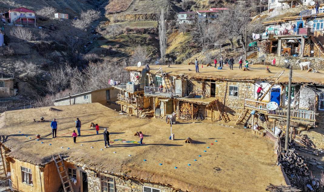 Diyarbakır'ın toprak damlı evleri çocuklar için oyun alanına dönüştü 6