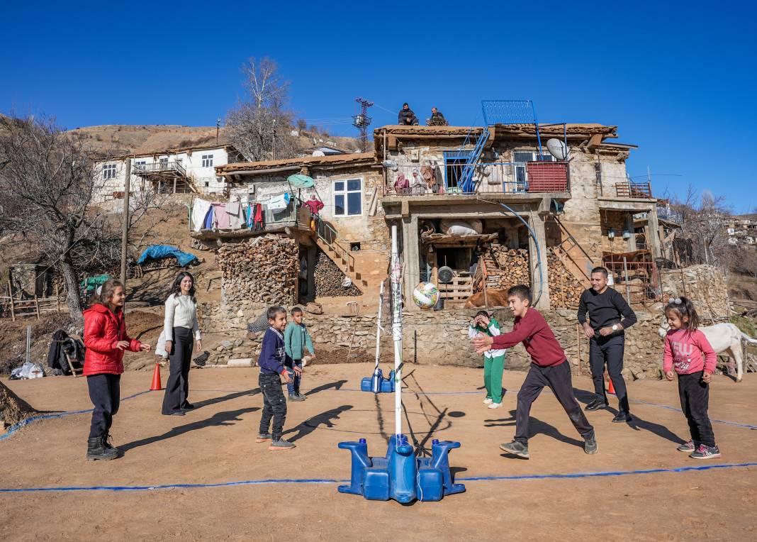 Diyarbakır'ın toprak damlı evleri çocuklar için oyun alanına dönüştü 8