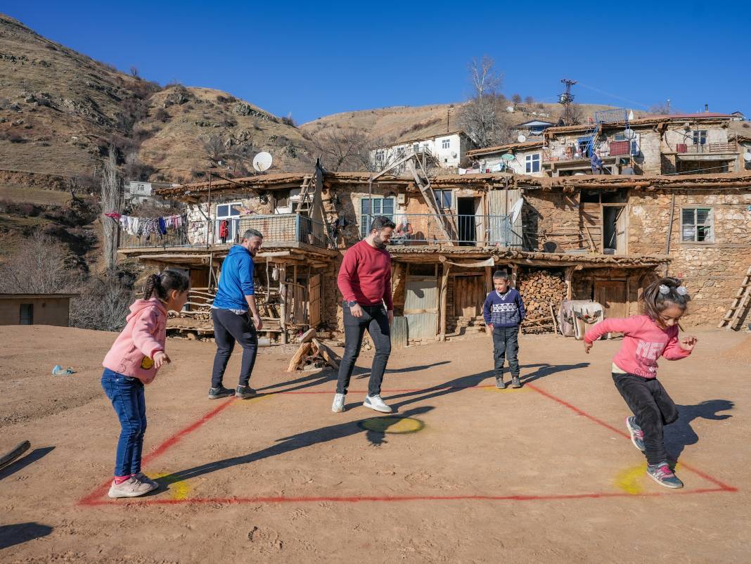 Diyarbakır'ın toprak damlı evleri çocuklar için oyun alanına dönüştü 5
