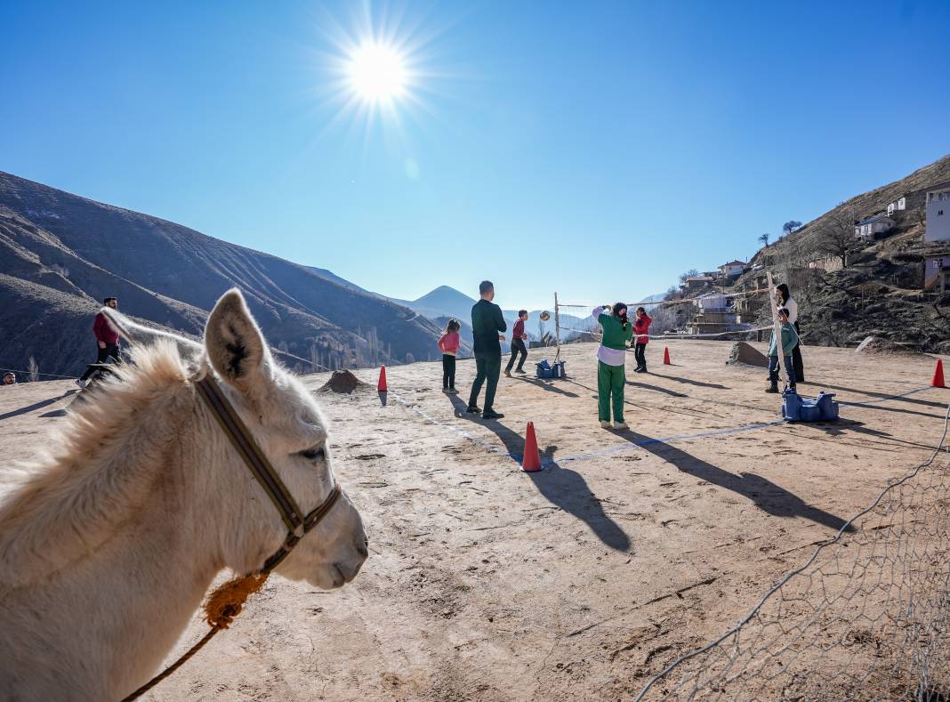 Diyarbakır'ın toprak damlı evleri çocuklar için oyun alanına dönüştü 12
