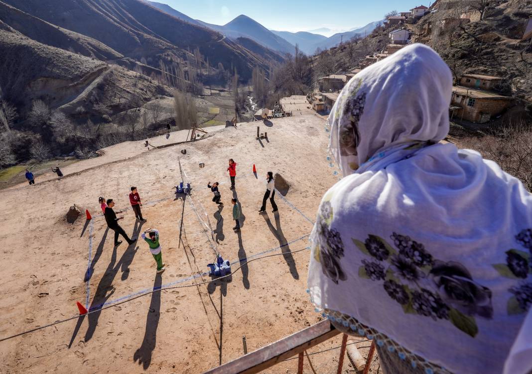 Diyarbakır'ın toprak damlı evleri çocuklar için oyun alanına dönüştü 11
