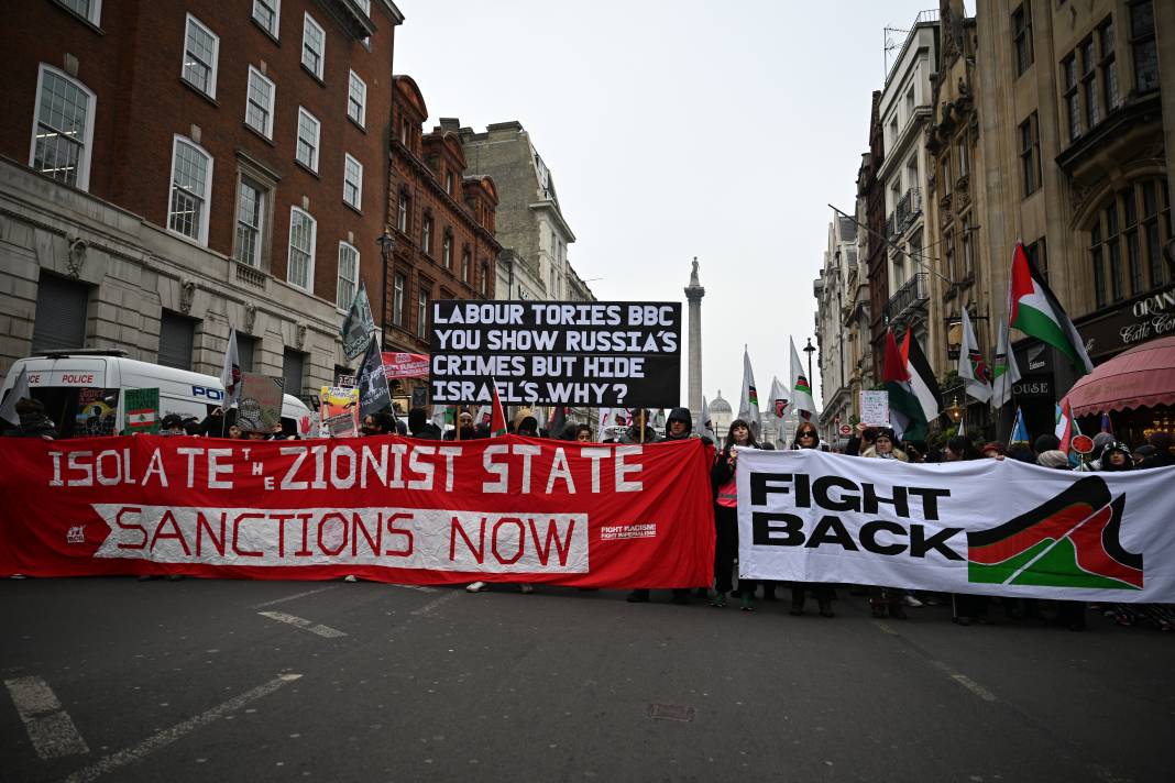 İngiltere'de on binlerce Filistin destekçisi gösteri düzenledi 2