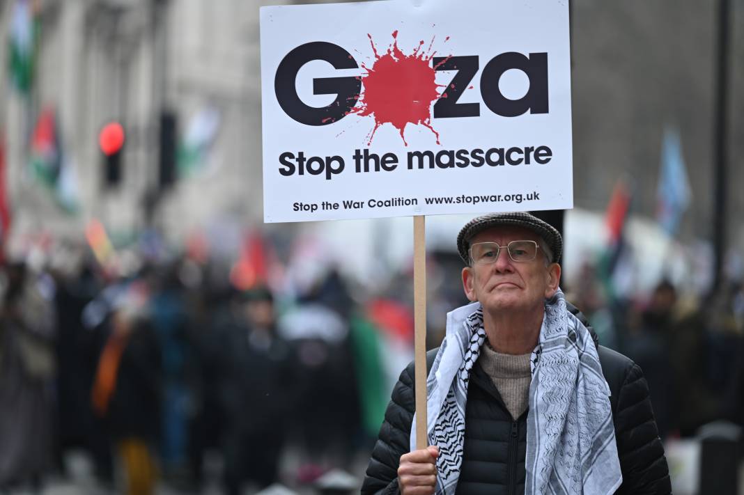 İngiltere'de on binlerce Filistin destekçisi gösteri düzenledi 4