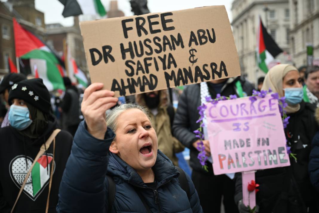 İngiltere'de on binlerce Filistin destekçisi gösteri düzenledi 5