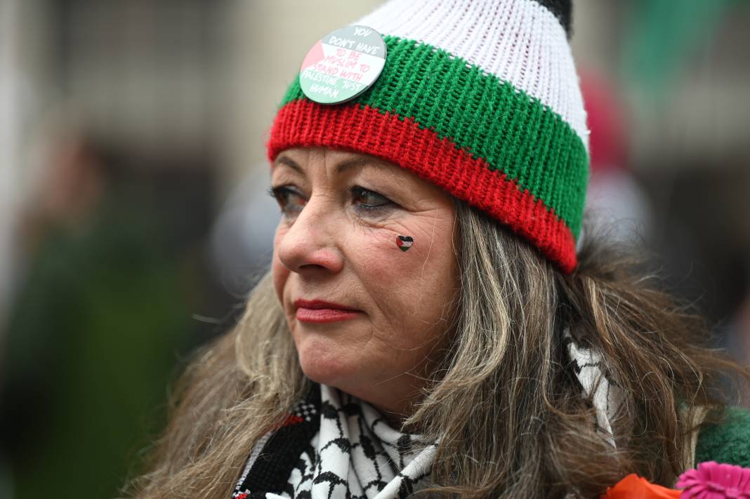 İngiltere'de on binlerce Filistin destekçisi gösteri düzenledi 3