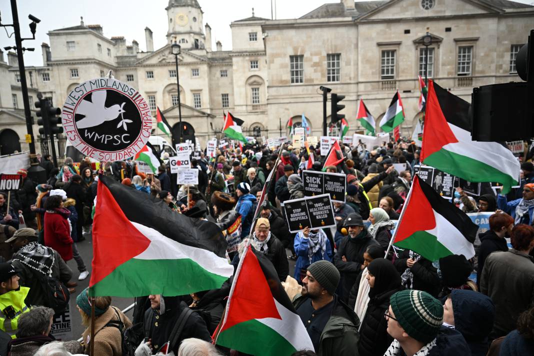 İngiltere'de on binlerce Filistin destekçisi gösteri düzenledi 1