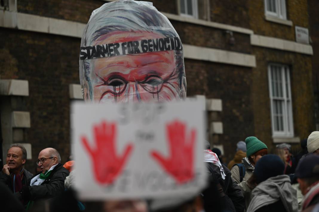 İngiltere'de on binlerce Filistin destekçisi gösteri düzenledi 6