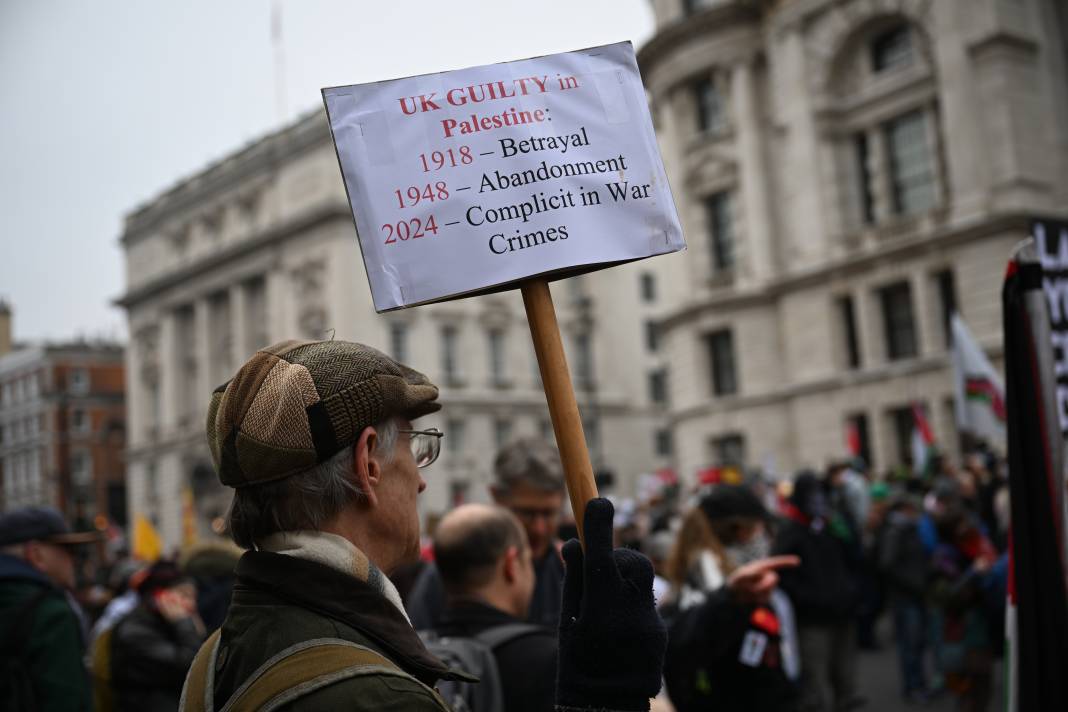 İngiltere'de on binlerce Filistin destekçisi gösteri düzenledi 8