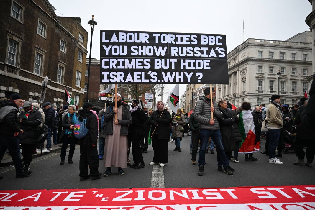 İngiltere'de on binlerce Filistin destekçisi gösteri düzenledi 9
