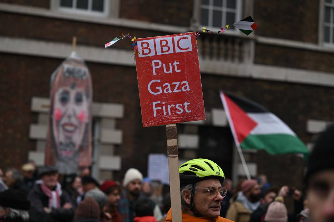 İngiltere'de on binlerce Filistin destekçisi gösteri düzenledi 10