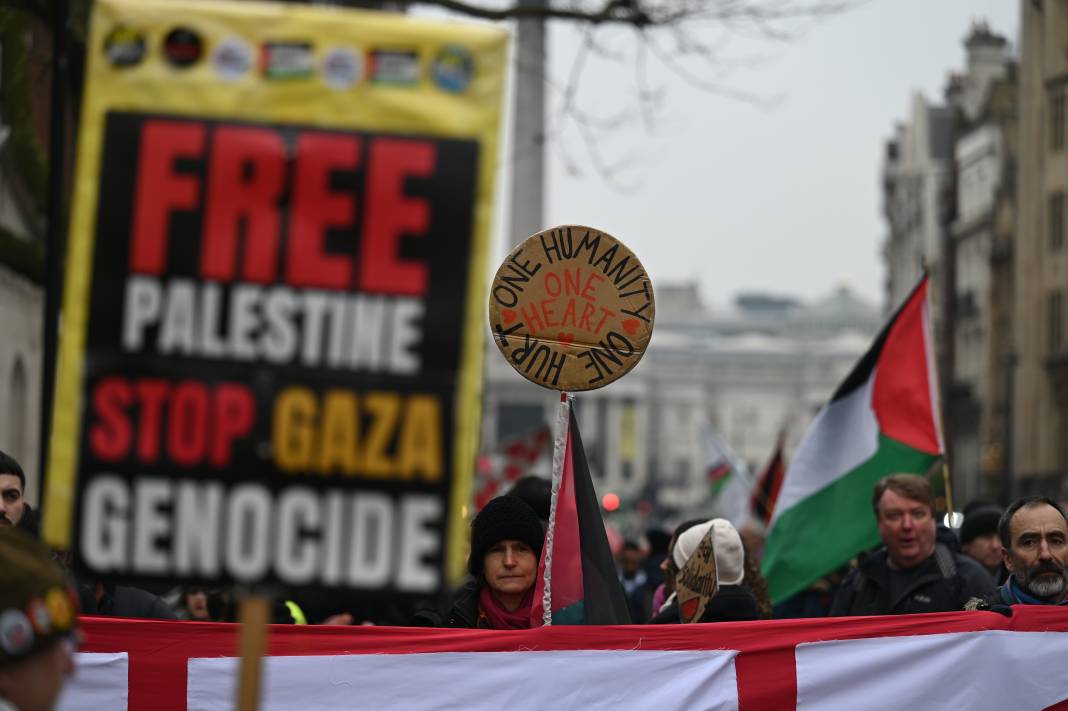 İngiltere'de on binlerce Filistin destekçisi gösteri düzenledi 11