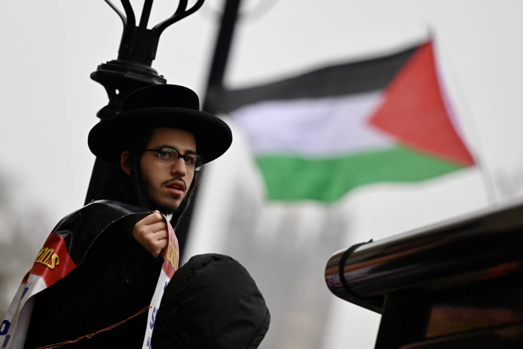 İngiltere'de on binlerce Filistin destekçisi gösteri düzenledi 16