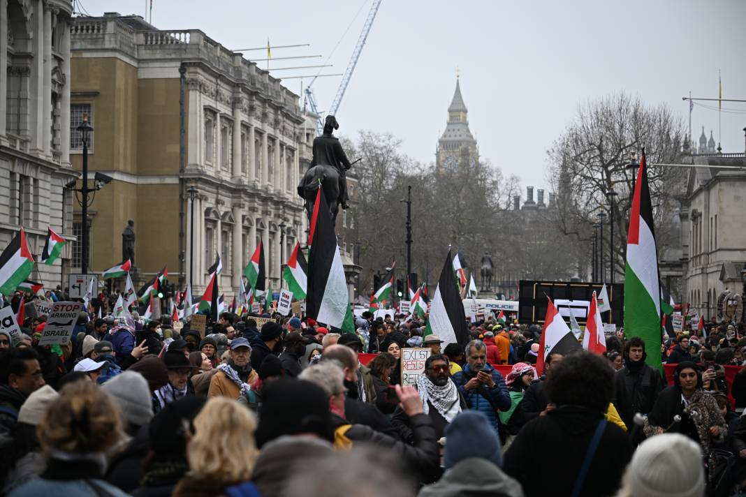 İngiltere'de on binlerce Filistin destekçisi gösteri düzenledi 17