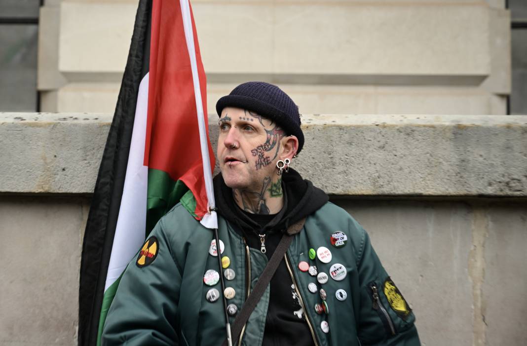 İngiltere'de on binlerce Filistin destekçisi gösteri düzenledi 18