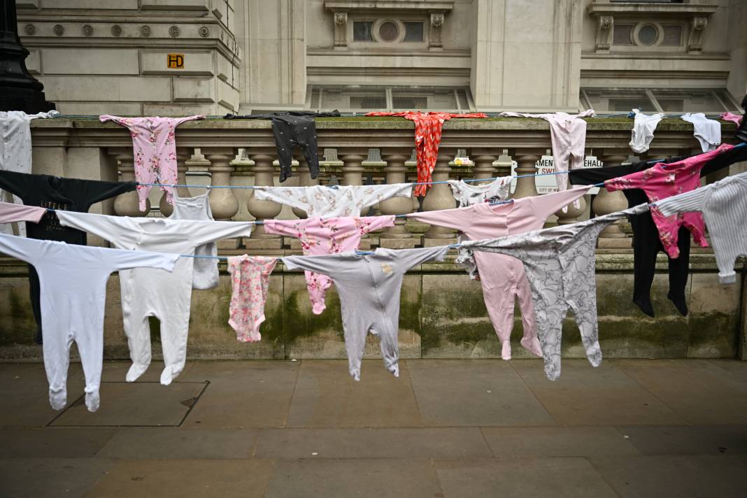 İngiltere'de on binlerce Filistin destekçisi gösteri düzenledi 15