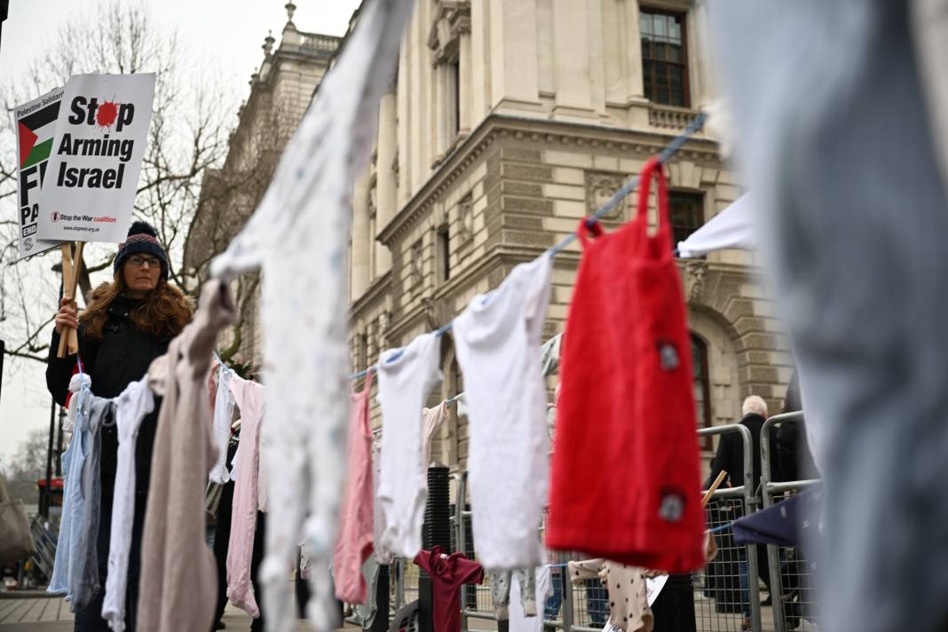 İngiltere'de on binlerce Filistin destekçisi gösteri düzenledi 13