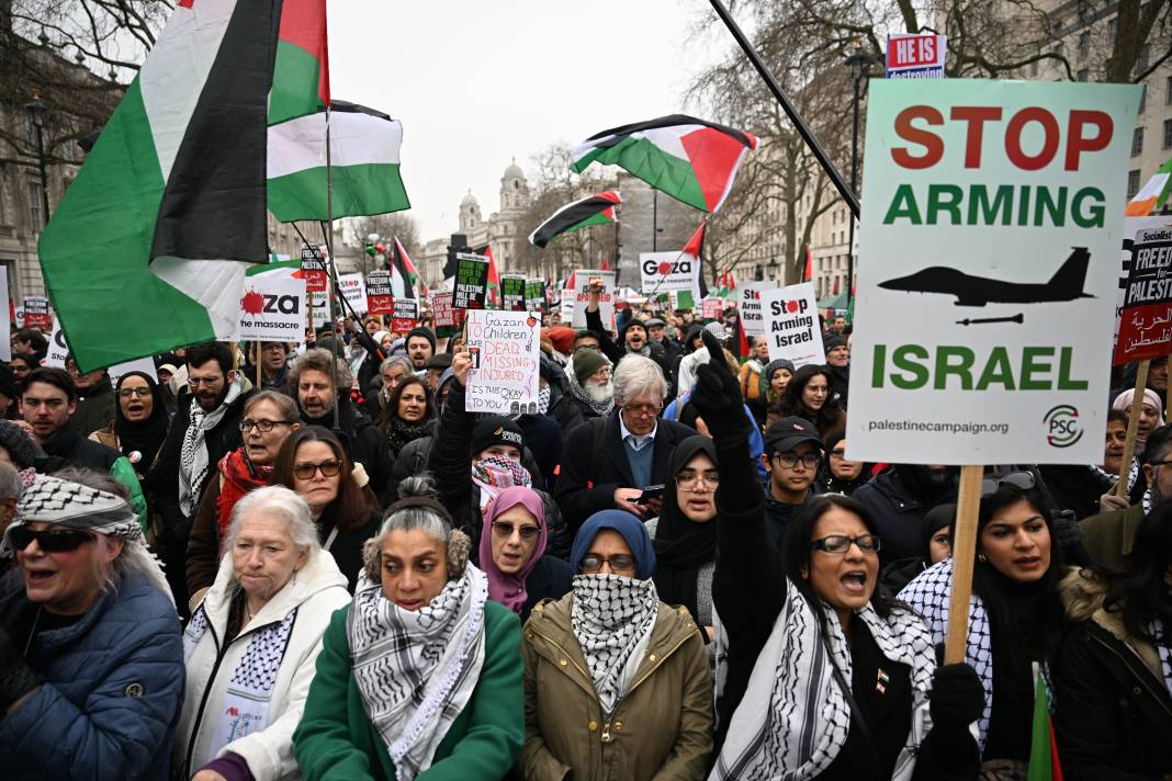 İngiltere'de on binlerce Filistin destekçisi gösteri düzenledi 19