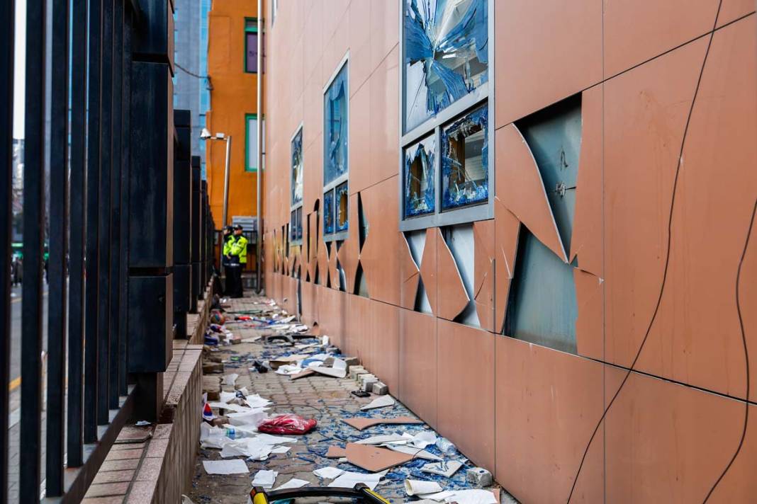 Yoon hakkında tutuklama kararı çıkaran mahkeme tahrip edildi 6