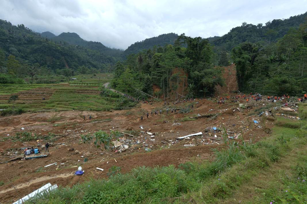 Endonezya'da sel ve toprak kayması: 16 kişi öldü 3