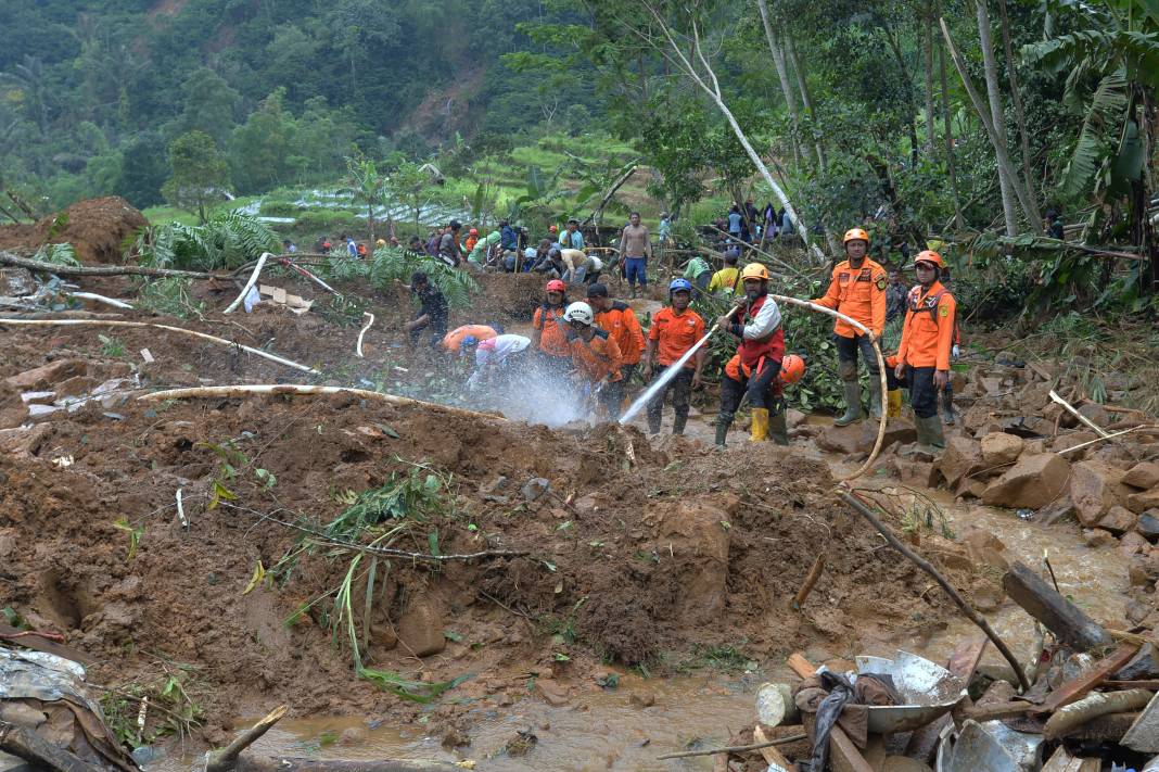 Endonezya'da sel ve toprak kayması: 16 kişi öldü 6